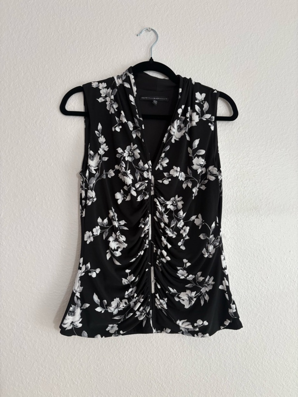 White House Black Market Size M Black & White Floral Ruched Sleeveless Blouse